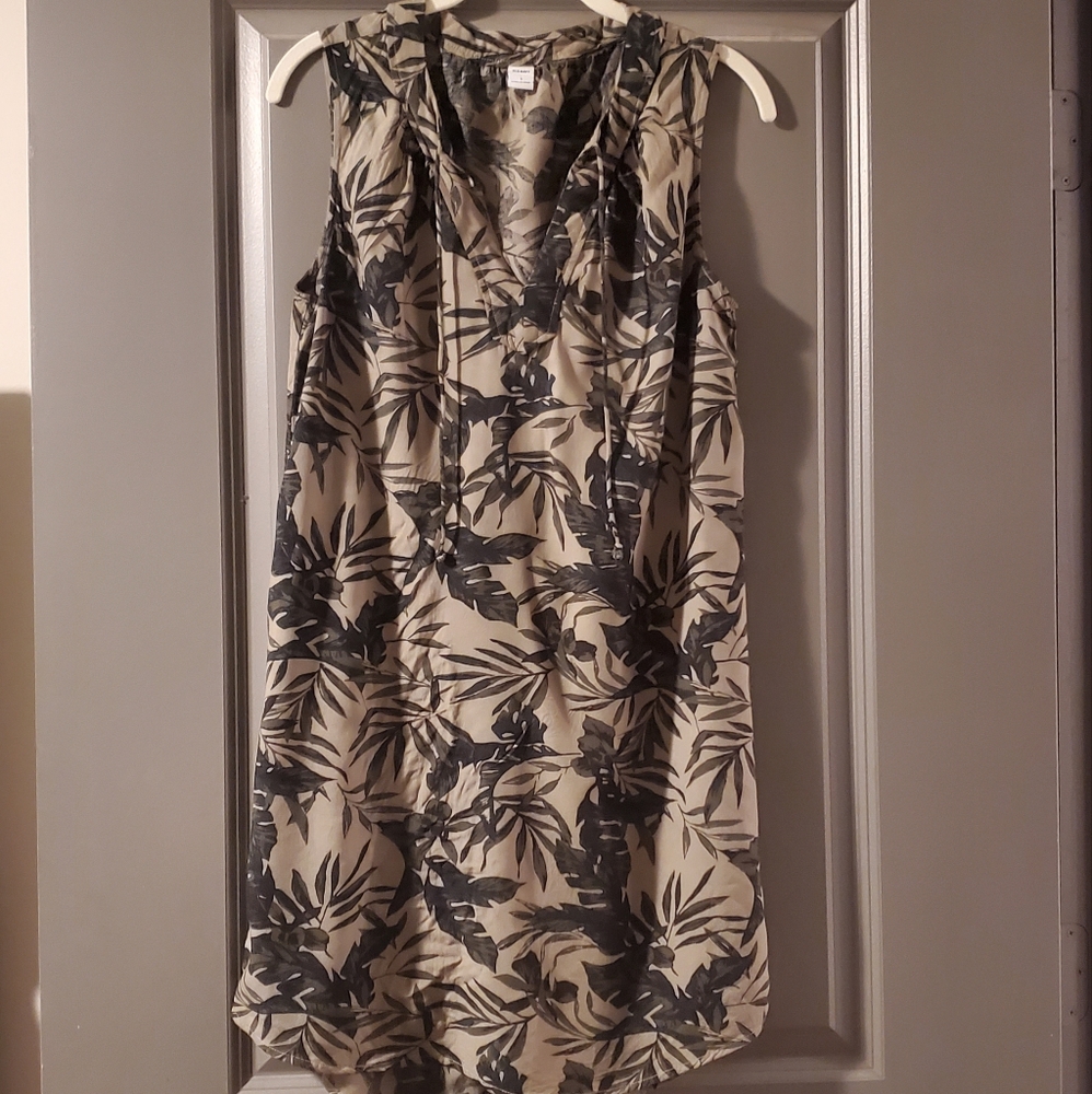 Sleeveless old navy jungle leaf print shift dress